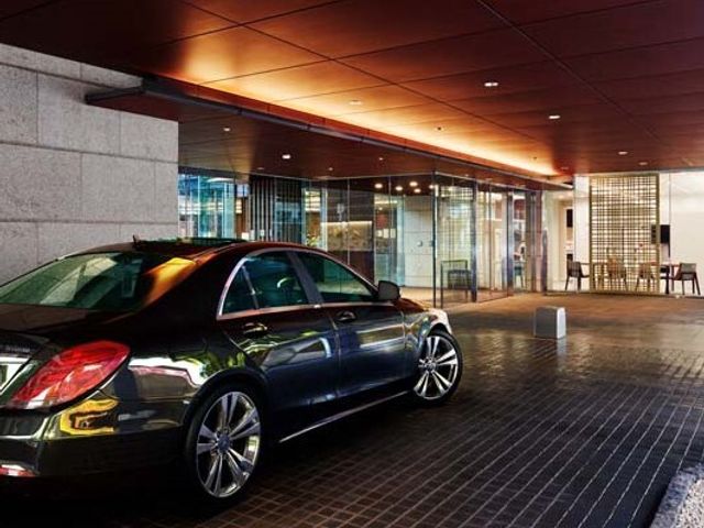 エントランスと駐車車両 車寄せ アクセスしやすい清潔感あるエントランスは、訪れる方を温かく迎えます。充実した職場環境を提供しております。