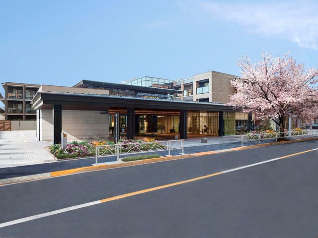 春の桜と共にエントランス 外観 清潔感のあふれるエントランスです。春の桜が華やかな印象を与え、訪れる人々を温かく迎え入れます。