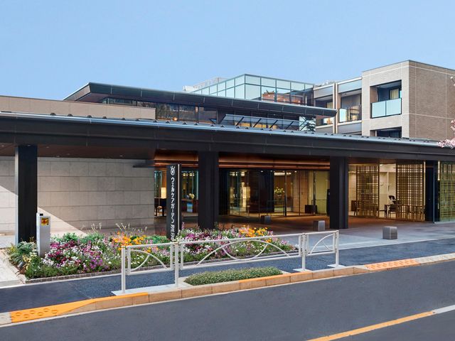 施設の外観 外観   落ち着いた色合いの外観で、ガラス面が多く明るさを感じます。植栽が整えられ、来訪時の印象もやわらかいです。