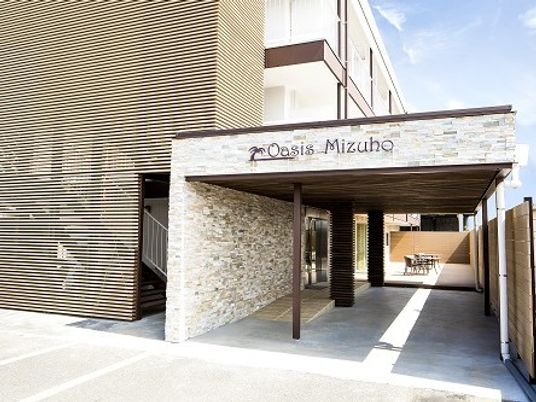 建物正面のエントランス  