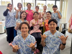 笑顔のスタッフ集合の室内  