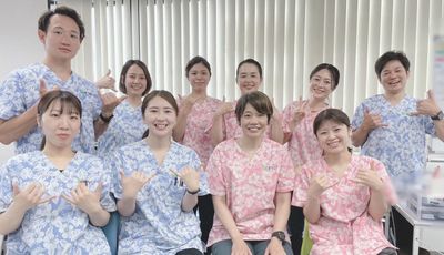 スタッフが笑顔でポーズ