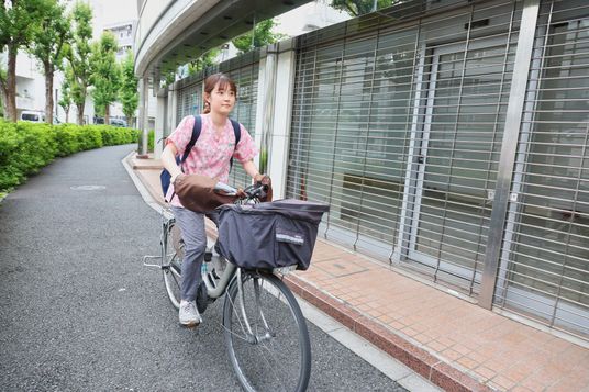 職員の通勤シーン