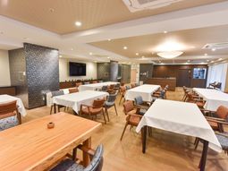 広々とした明るい食堂