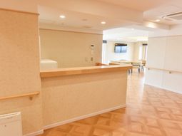 明るい待合スペースの内観