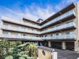 多階層の建物外観