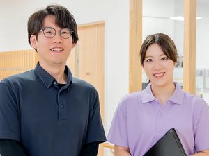 スタッフ2人が並ぶロビー  