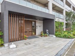 エントランスのモダンな外観