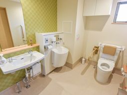 清潔なトイレと洗面所