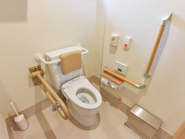 バリアフリー対応トイレ トイレ 手すりが充実した清潔なトイレです。安全に配慮された設計で、ご利用の皆様の快適性を支えます。