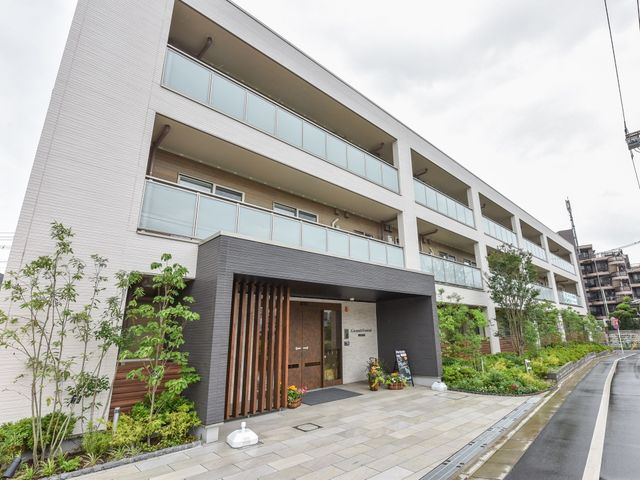 白い外壁のモダンな建物 外観 清潔感のあふれる外壁と植栽が魅力的な建物前です。ゆったりしたアプローチを歩いてみませんか。