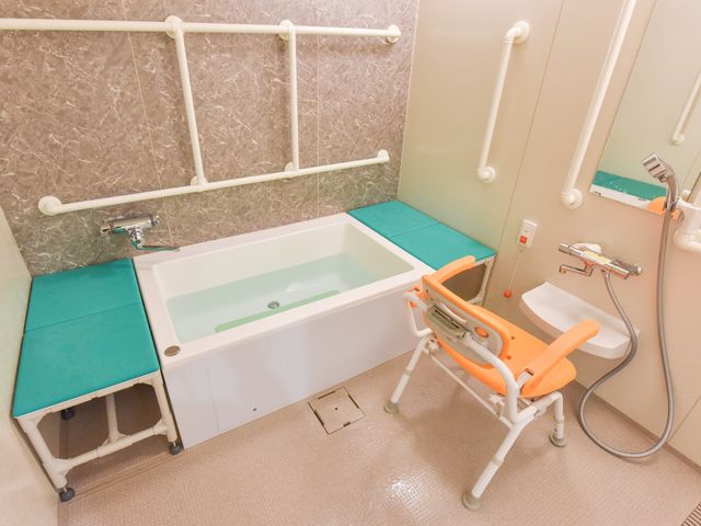 バリアフリー設計の浴室 浴室 手すりや座浴椅子が設備された安全な浴室です。ご高齢の方も安心してご利用いただける工夫が随所に施されています。