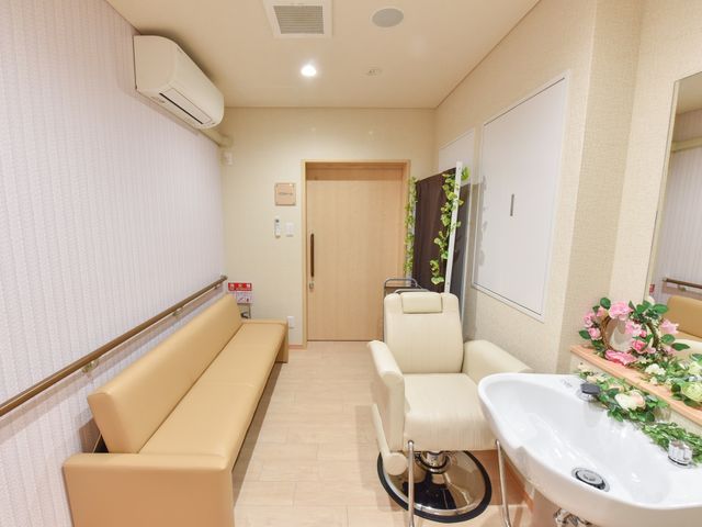 美容室の清潔な空間 洗面台 ゆったりとした理美容室で、心地よい時間を過ごせそうですね。清潔感のあふれるインテリアが印象的です。