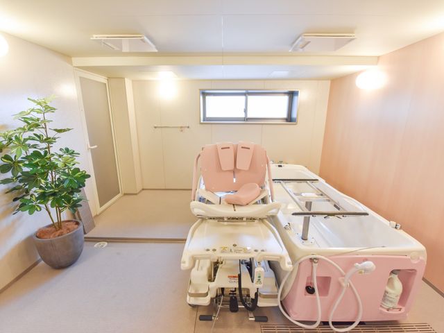 清潔な浴室と機器 介護用浴室 広々とした設計で、清潔感のあふれる浴室です。最新の浴槽機器があり、利用者の快適な入浴をサポートします。