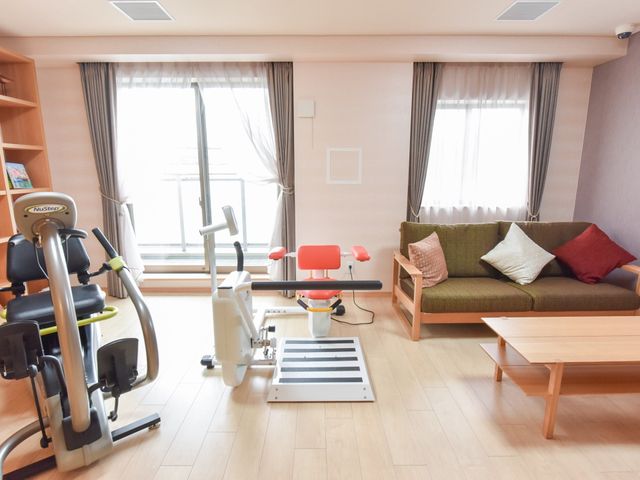 機能訓練室の光景 共有スペース 広々とした機能訓練室は、快適なリハビリをサポートする設備が整っています。日差しが入る心地よい空間で、ご利用者の健康維持をお手伝いします。