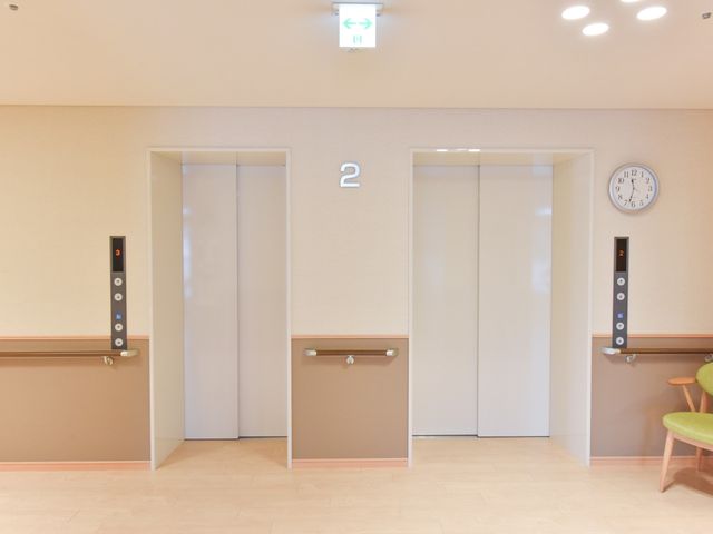 清潔なエレベーター前 エレベーター 明るく清潔感のあるエレベーターホールです。移動の利便性を考えた設計で、快適に勤務できる環境が整っています。