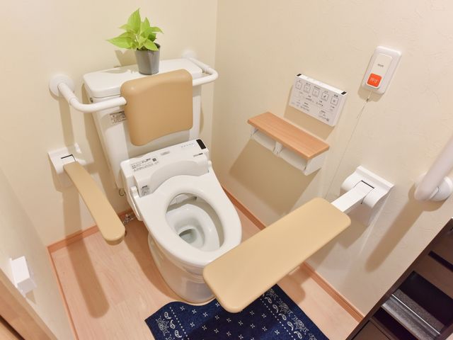 バリアフリートイレ設備 トイレ 手すりや緊急呼び出しボタンを備えた安全なトイレです。快適かつ安心してご利用いただける設計となっております。