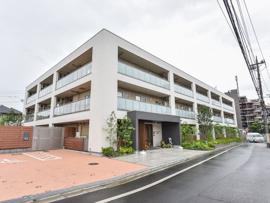 白い建物の外観