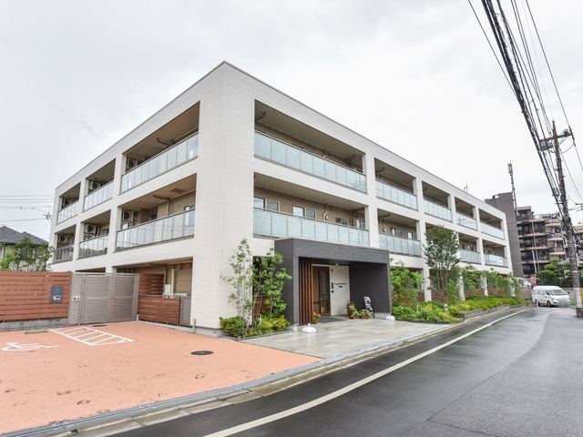 白い建物の外観 外観 新しくて清潔感のあふれる外観で、周辺に緑も豊かな、ゆったりとした環境です。働いている方々も心地良い毎日を送れる場所となっています。