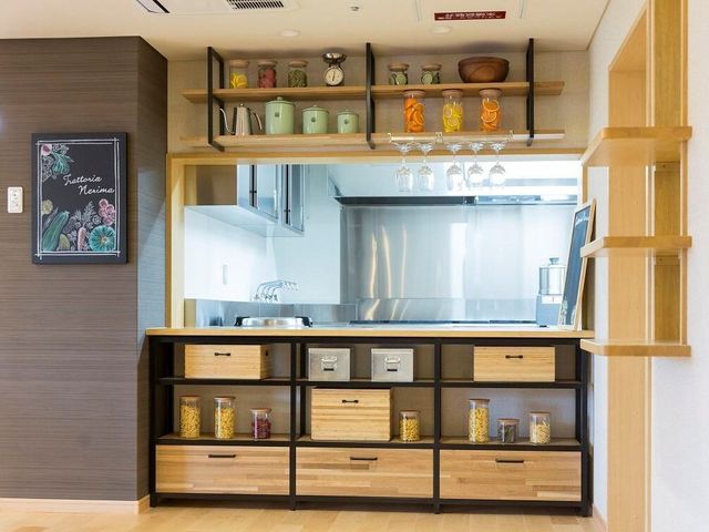 モダンな洋室キッチン オープンキッチン 清潔感のある整頓されたキッチンです。料理好きな方にも満足いただける広さと機能性を備えています。