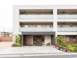 モダンな建物のエントランス