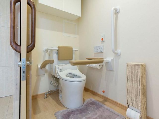 バリアフリー対応トイレ トイレ サポートが必要な方でも安心して利用できる手すり付きのトイレです。ゆったりとしたスペースが確保されております。