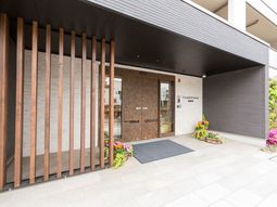 洗練された建物のエントランス