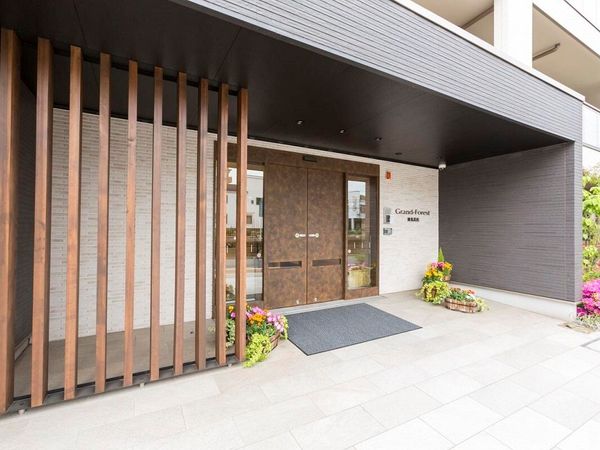洗練された建物のエントランス