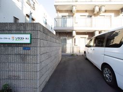 明るい外観のエントランス