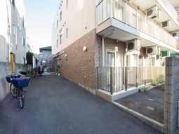 明るい日差しのエントランス
