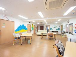 多目的室の明るい風景