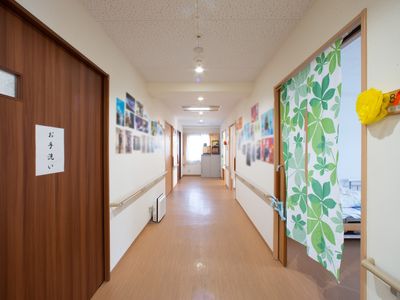 廊下に飾られた写真と暖簾