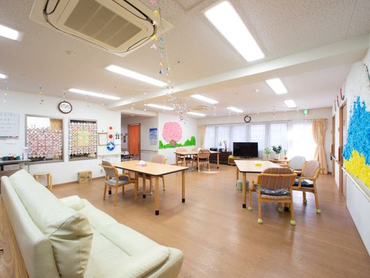 広々とした明るいラウンジ