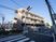 朝の静かな建物外観