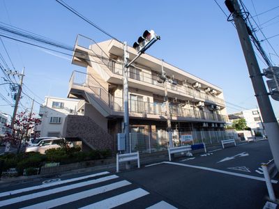 朝の静かな建物外観