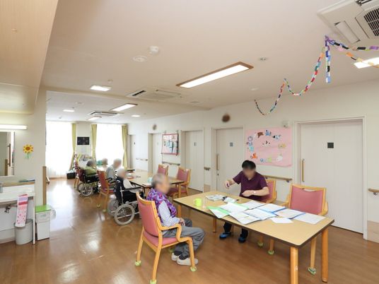 居室で過ごす人々