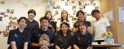 笑顔のスタッフたちと犬の集まり