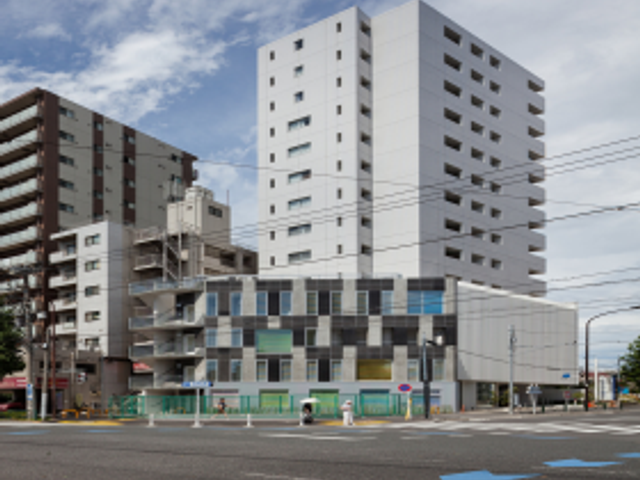 現代的な建物外観 外観 高層の現代的なデザインが特徴の建物です。都市部で利便性の高い立地になっています。