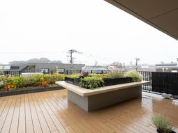 雨の日の屋外テラス