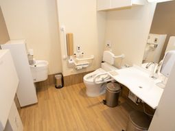 バリアフリーの洗面・トイレ空間