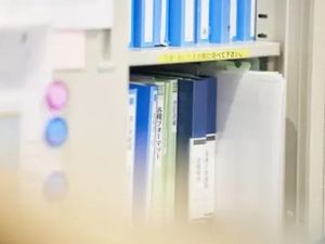 書類棚のある廊下