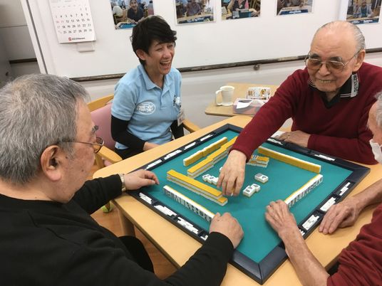 利用者が麻雀を楽しむ様子