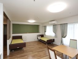 明るいベッドルームの様子