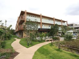 緑豊かな外観の建物