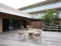 中庭のデッキと植栽