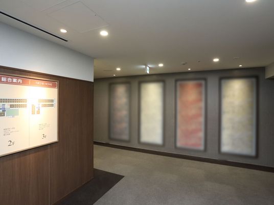 通路の床には柔らかく滑りにくい材質が使用されている。壁面には４つの連続した美術品と施設案内図が掲示されている。