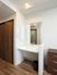 居室の一角に、幅の広い洗面化粧台が据えられており、同じ幅の鏡が壁に設置してある。タオルハンガーや扉付きの薄型収納棚も用意されている。