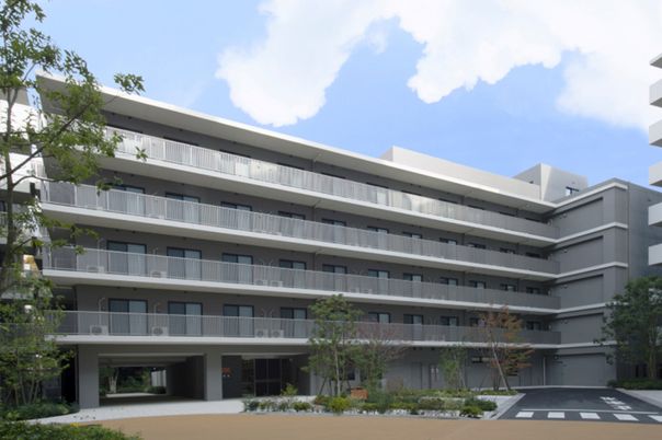 緑に囲まれた建物外観