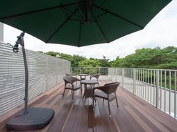 テラスのテーブルと椅子