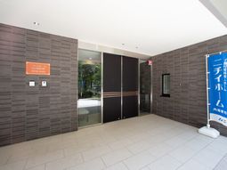 エントランスと案内板